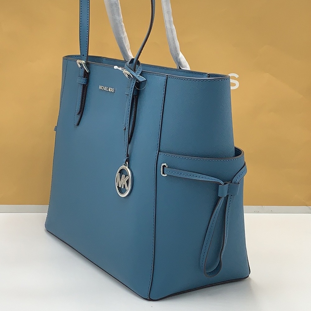 MICHAEL KORS
Gilly Large Saffiano Leather Tote Bag
TEAL COLOR - Picture 4 of 16